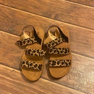Unr8ted kid’s cheetah print sandals